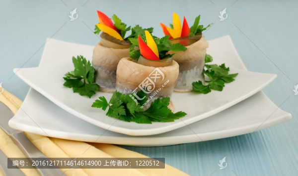 腌黃瓜和胡椒卷