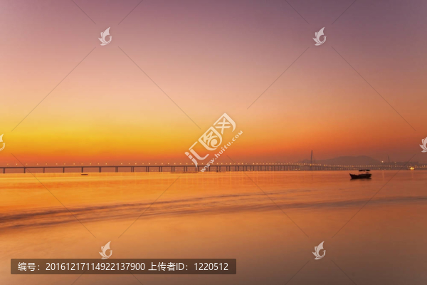 沿著海岸日落的橋梁背景