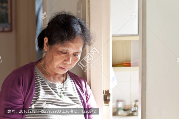 50年代的亞洲女人在家休息