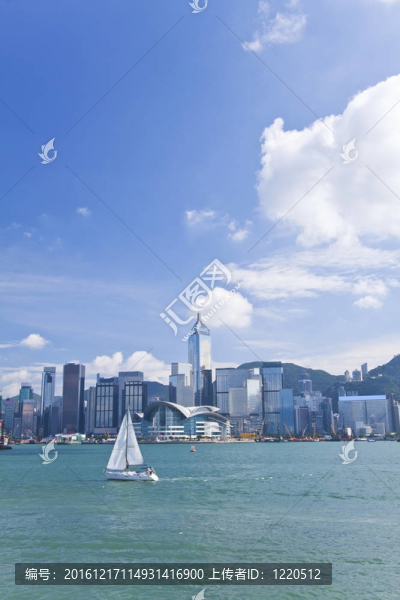 香港的帆船在天維多利亞港沿線