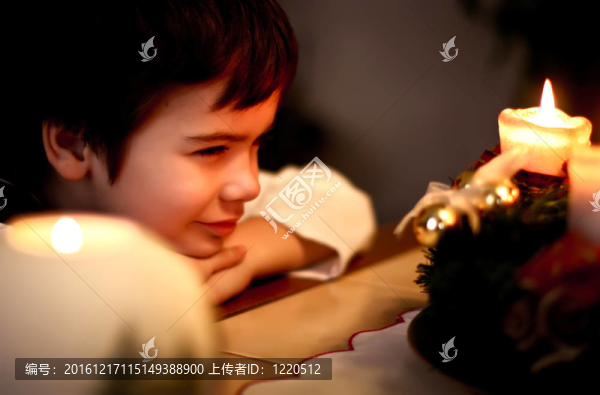 英俊男孩的畫像和燭光