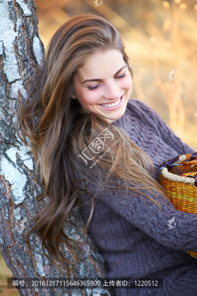 美麗的年輕女子戶外