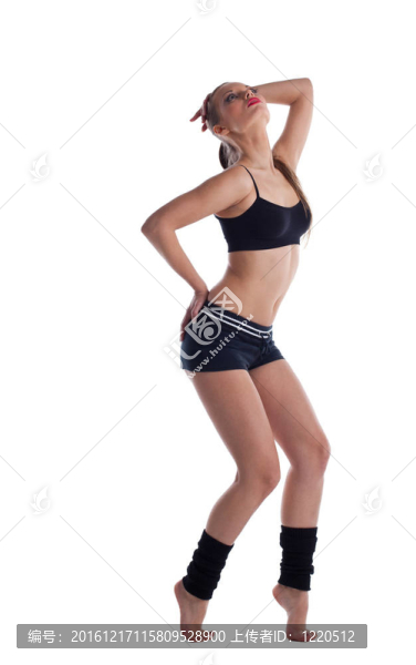 快樂的年輕女子在健身布跳舞