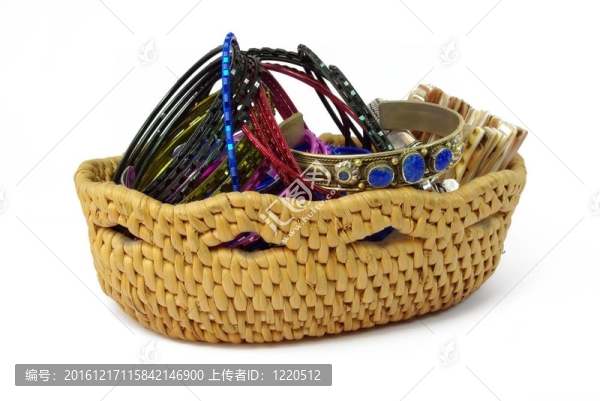 用珠子和手鐲的柳條箱