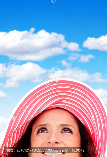 夏天戴帽子的女人