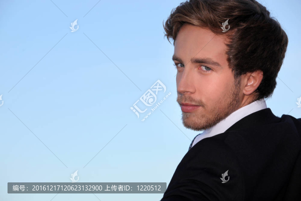 在一個(gè)套一個(gè)英俊的年輕男子特寫