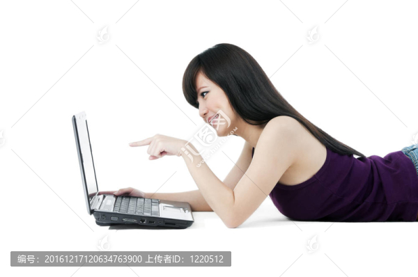 可愛(ài)的年輕女性指著筆記本電腦