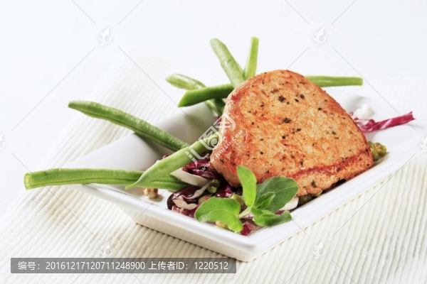 腌豬排和蔬菜