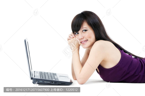 亞洲年輕女性筆記本電腦