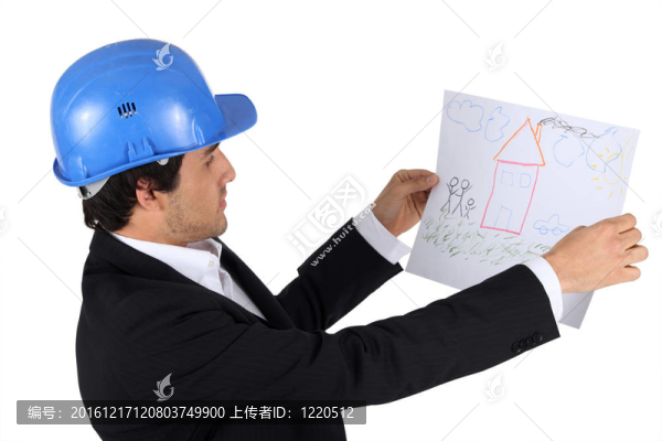 看著孩子畫畫的工程師