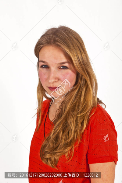 幸福的漂亮女孩與長的淺棕色頭發(fā)的肖像
