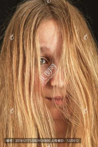 幸福的漂亮女孩與長的淺棕色頭發(fā)的肖像