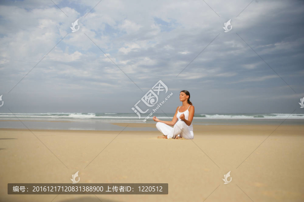 在海灘上沉思的女人