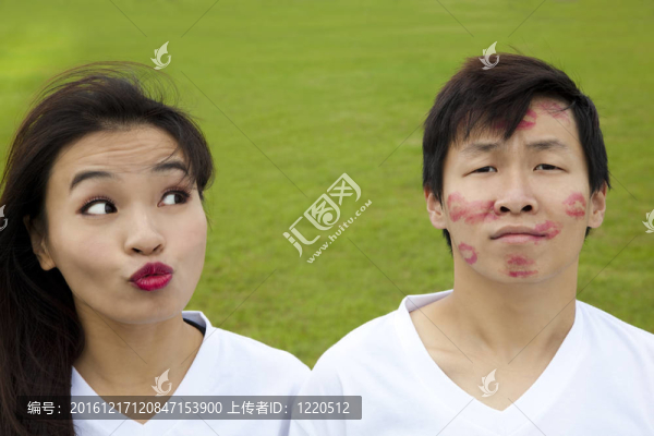 情人節(jié)快樂。亞洲夫婦與有趣的吻