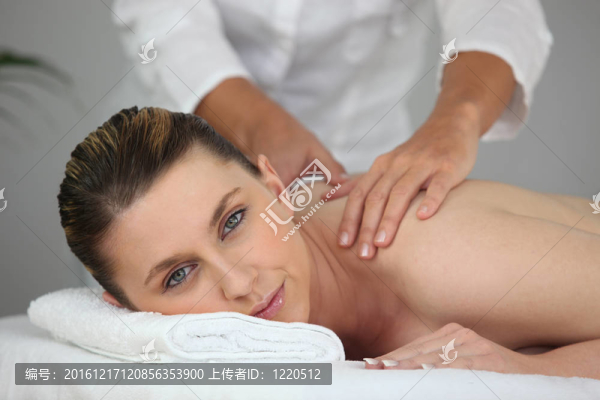 背部按摩的婦女