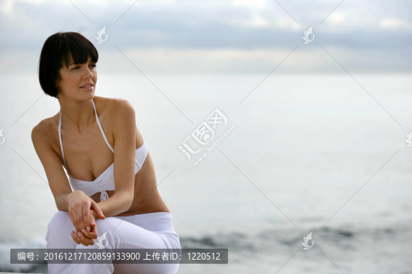 沉思的女人在海邊