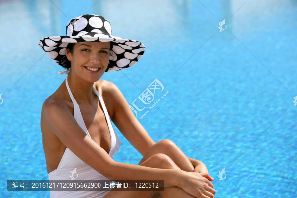 有吸引力的女人坐在泳池邊