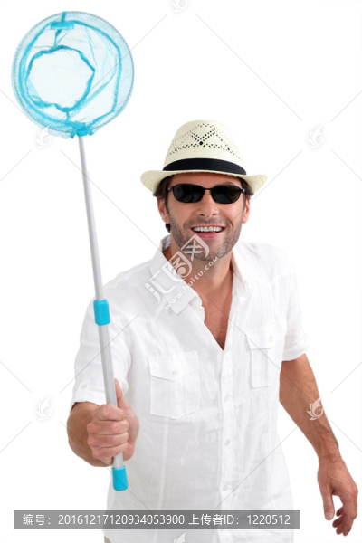 帶兒童釣魚網(wǎng)的男子