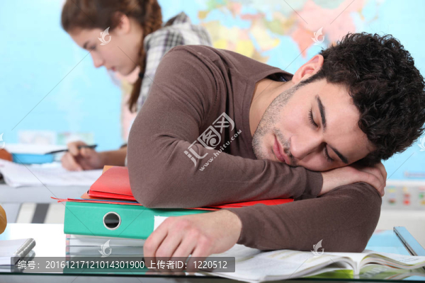 年輕人在大學期間睡覺