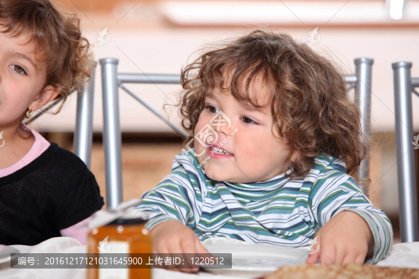 兄弟姐妹放學(xué)后吃零食的畫像