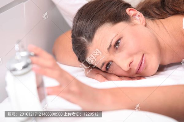 一個(gè)女人在床上的肖像
