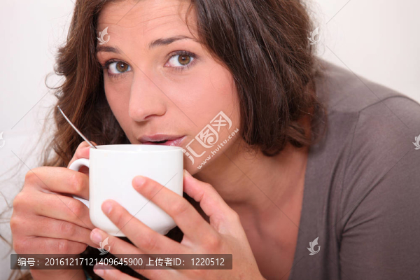 喝熱飲料的女人