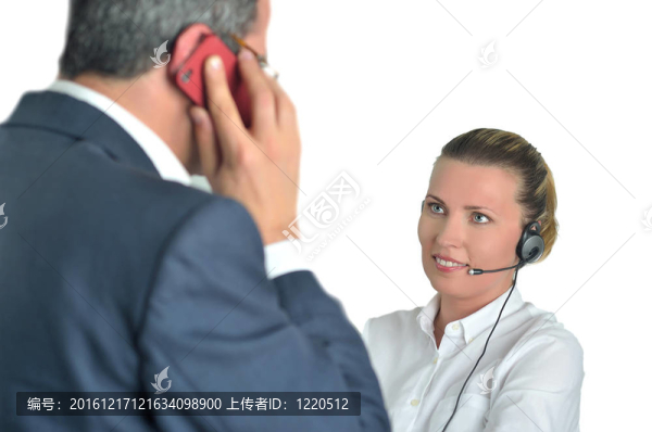 美麗的女商人與耳機和一個businessm