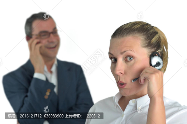 美麗的女商人與耳機和一個businessm