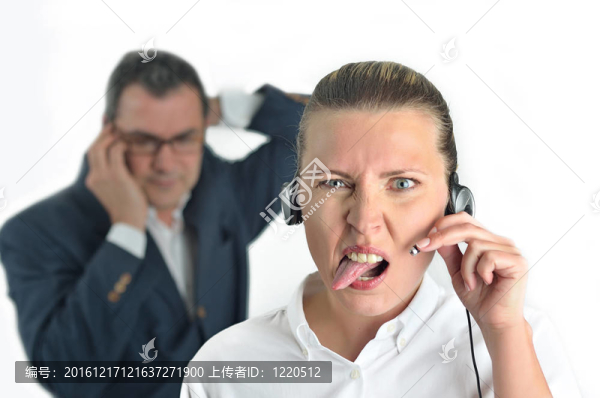 美麗的女商人與耳機和一個businessm
