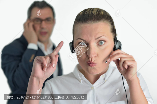 美麗的女商人與耳機(jī)和一個(gè)businessm