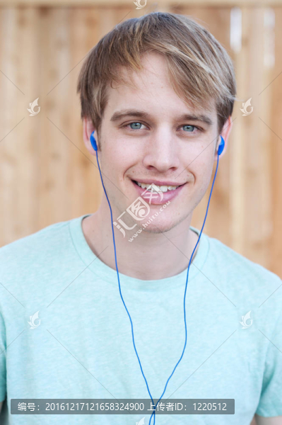 年輕男性聽音樂了