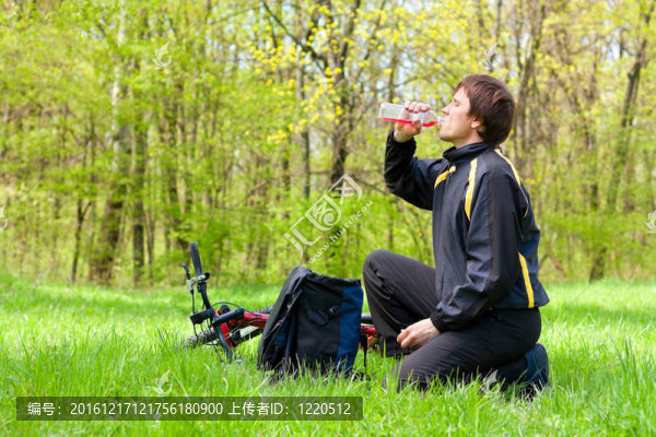 ？yclist為飲用水的渴望在一個陽光燦爛的日子