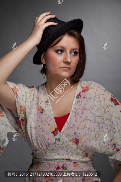 戴帽子的女人