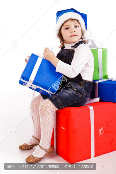 小女孩在Santa的帽子與禮品盒
