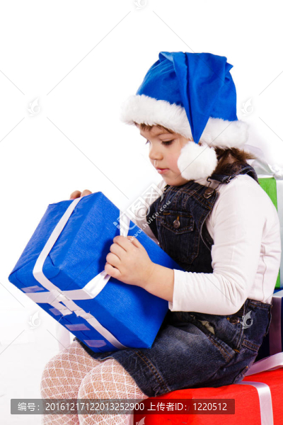 小女孩在Santa的帽子與禮品盒