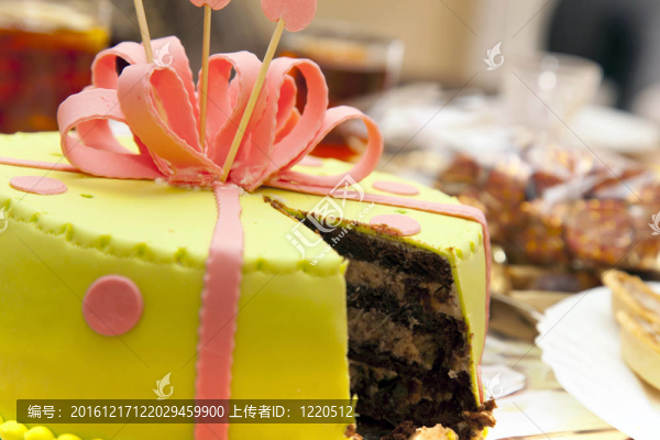 餐桌上的節(jié)日蛋糕
