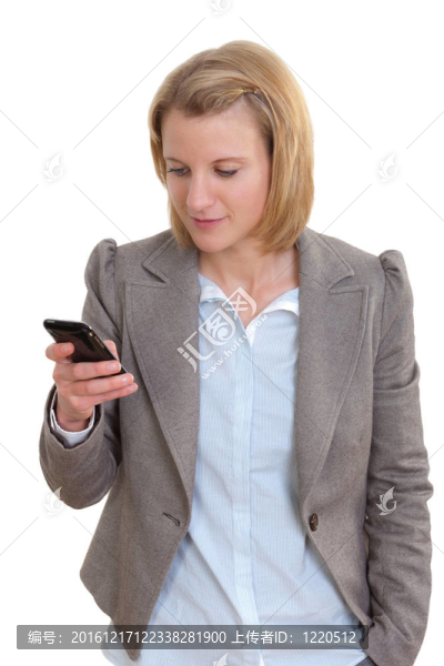 年輕女高管在手機(jī)上讀短信并微笑