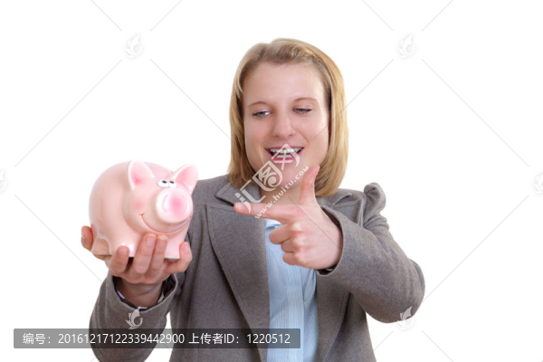 一個(gè)年輕女人拿著小豬存錢(qián)罐？？手指