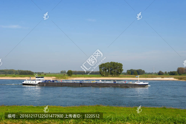 河上的油輪