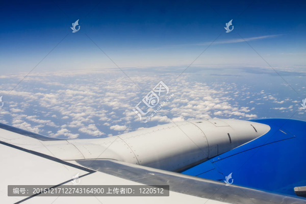 機(jī)翼發(fā)動機(jī)與高空云層