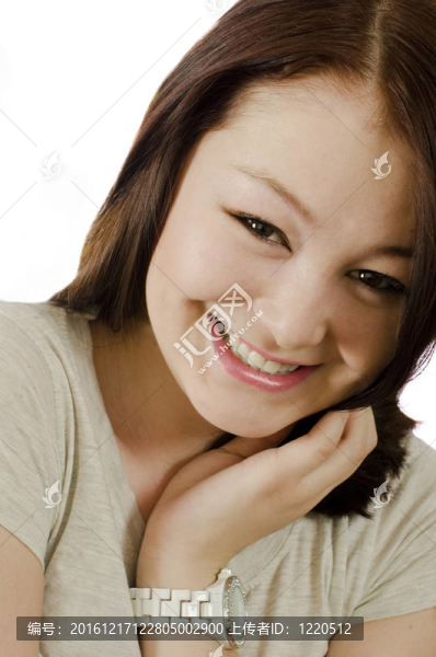 面帶微笑的年輕女人