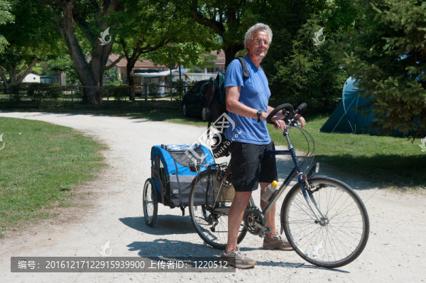 人和狗騎自行車