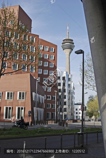 Duesseldorf；萊茵塔和街景