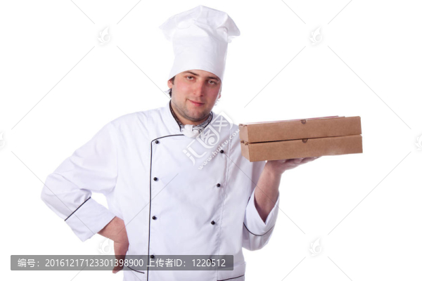 男廚師拿著披薩盒