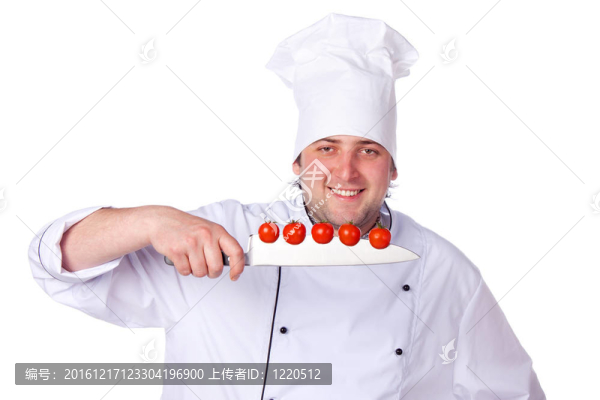 男人做飯。櫻桃西紅柿切刀