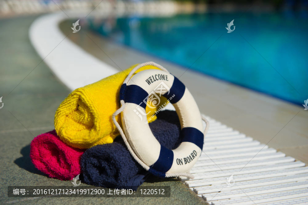 游泳池毛巾和救生圈