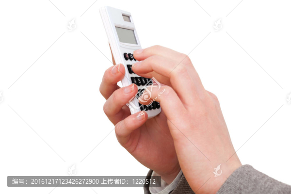 女性手里拿著計(jì)算器