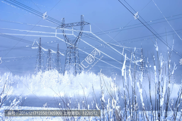 電力成本的環(huán)境中的雪堆在藍(lán)天背景強大的線