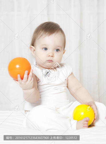 幼兒玩黃球