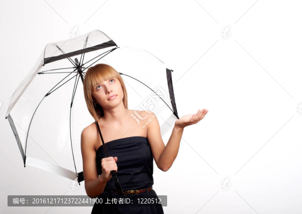女子拿著雨傘